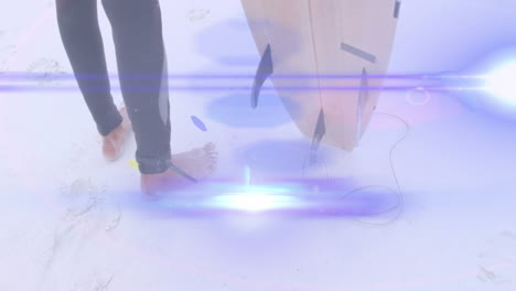 animación de rayos de luz que se mueven sobre los pies del surfista en la playa sosteniendo la tabla de surf