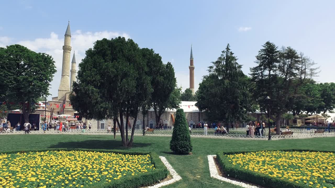 una vista desde el parque sultanahmet hacia aya sofia en estambul, turquía