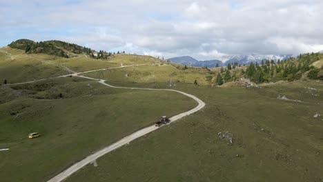 Traktor-Fährt-Im-Sommer-Auf-Unbefestigten-Straßen-In-Velika-Planina,-Antenne