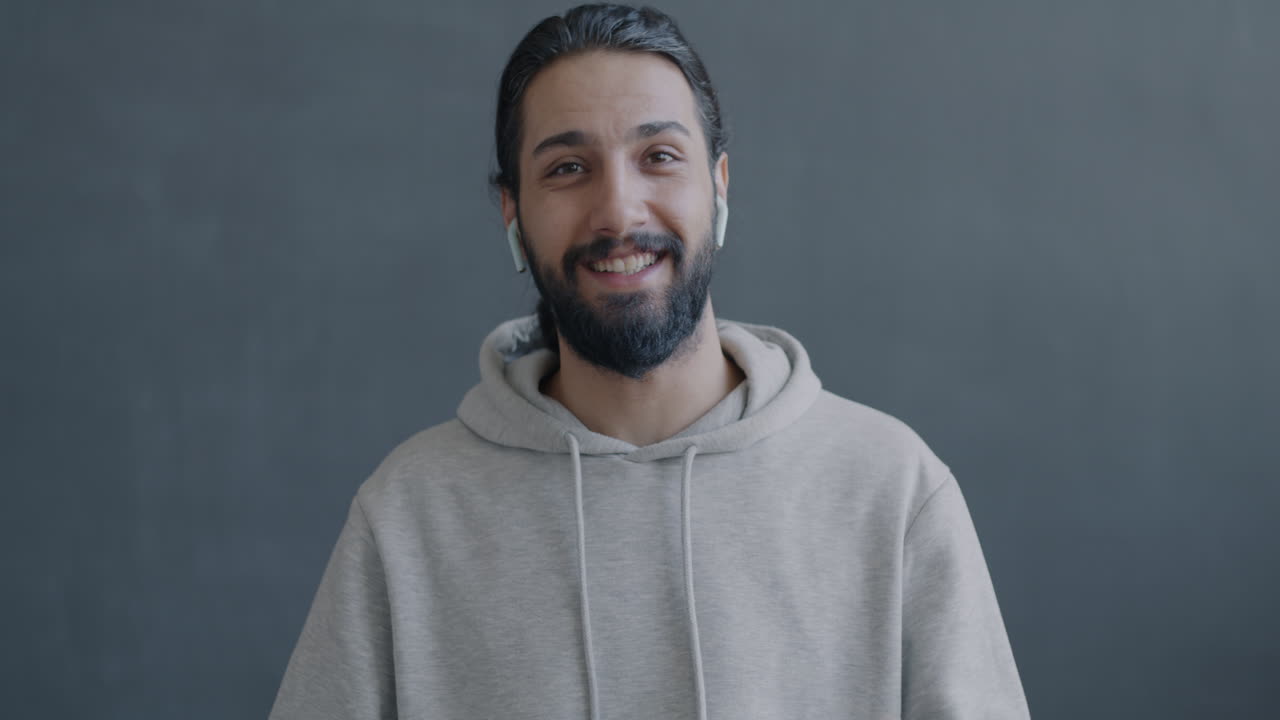 hombre en una llamada de video