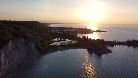 Die-Wellenbrecher-Des-Scarborough-Bluffs-Park-Schützen-Die-Küstenstrände-Bei-Sonnenaufgang