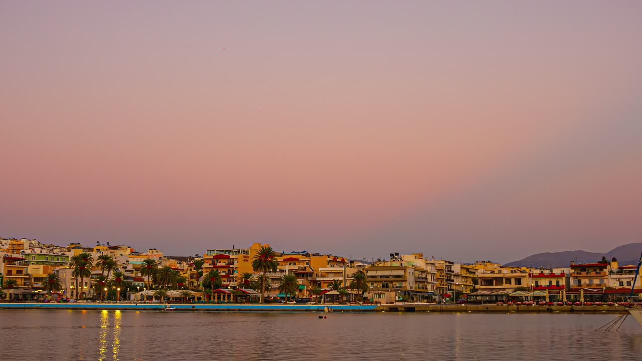Timelapse suggestivo della città e della costa di Creta al crepuscolo