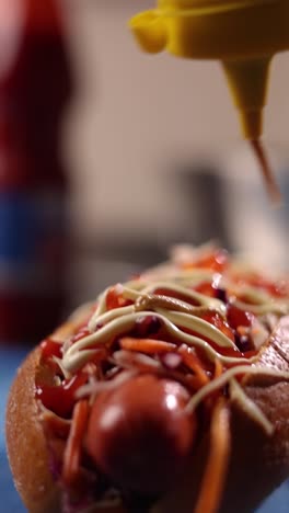 perrito caliente con varios ingredientes