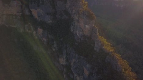 Die-Drei-Schwestern-Felsenformation-An-Den-Blauen-Bergen-Mit-Blick-Auf-Die-Wolken,-Die-Die-Regenwaldbäume-Bedecken,-Sydney-Australien