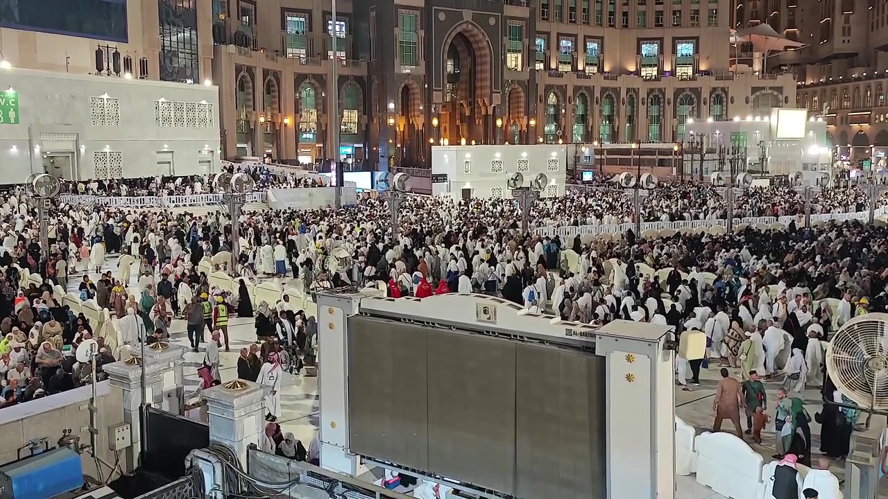 Folla di pellegrini alla Masjid al-Haram alla Mecca di notte