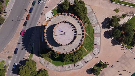 Rotating-top-down-aerial-view-of-the-White-tower-in-Thessaloniki,-Greece