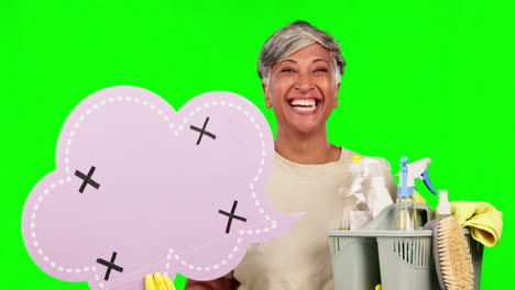 mujer mayor feliz sosteniendo suministros de limpieza y burbuja de habla