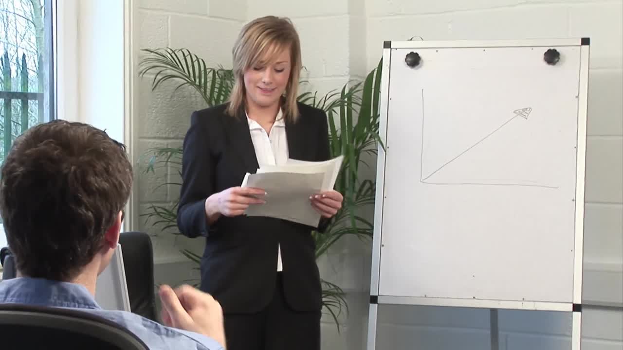 деловая женщина дает представление