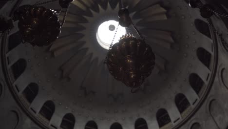 toma interior de un antiguo edificio israelí, con un techo alto abovedado y muy decorado