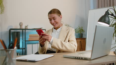 Mujer-De-Negocios-Terminando-Una-Llamada-Telefónica-Vendiendo-Uso-En-Línea-Victoria-De-Teléfono-Inteligente-Recibiendo-Buenas-Noticias