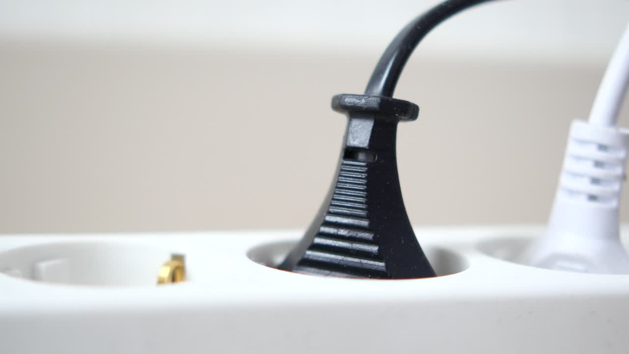 플러그 된 코드와 함께 전원 스트립