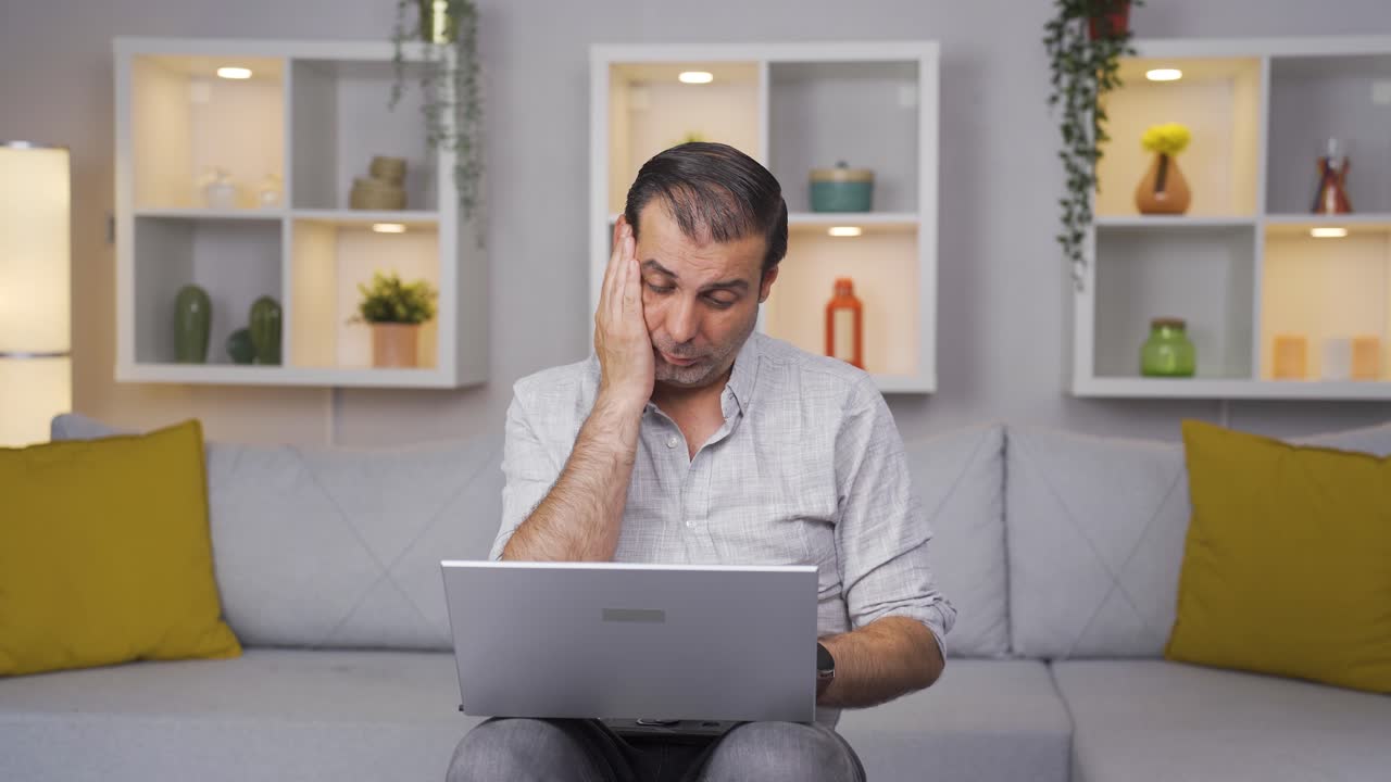 el hombre que se quedó dormido frente a una computadora portátil.
