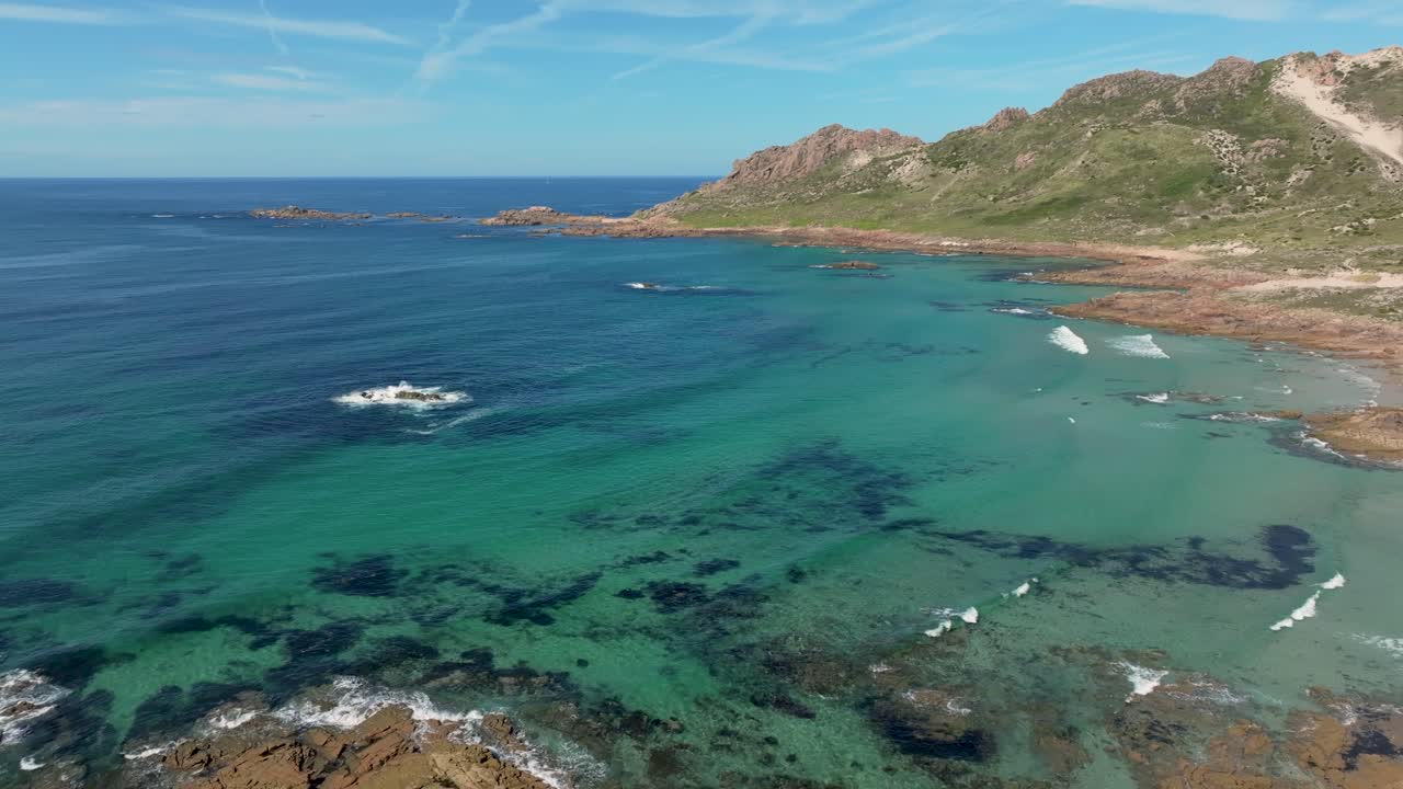 스페인 의 카마리나스 마을 의 조용 한 푸른 바다 풍경 - 드론 촬영