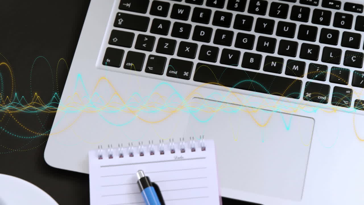 animación del procesamiento de datos en el portátil y el portátil en el escritorio