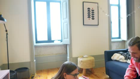 interior de la casa con la madre y el bebé desempaquetando regalos de navidad