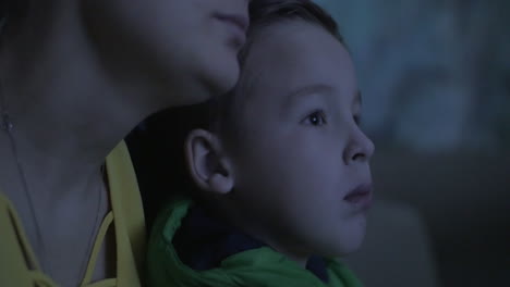 madre y hijo viendo una película en el cine