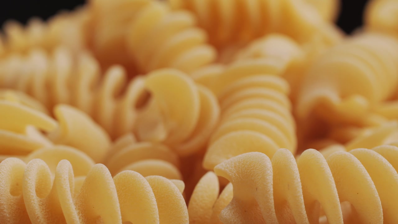 Scatto macro ravvicinato di fusilli crudi