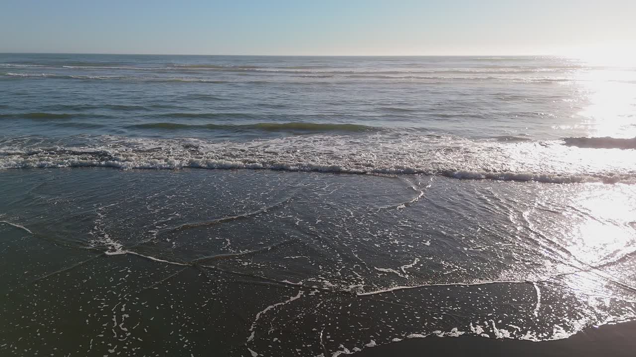 Immagine rilassante di onde oceaniche sulla spiaggia di Ocean Shores, situata nel Pacifico nord-occidentale, Stato di Washington