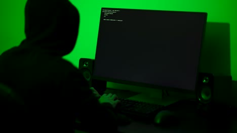 hacker che digita velocemente sulla tastiera di un computer