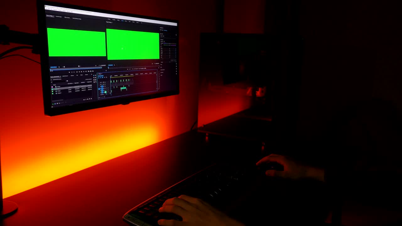 그린스크린:어두운 홈 오피스에서 비디오 편집 작업을 하는 백인 손