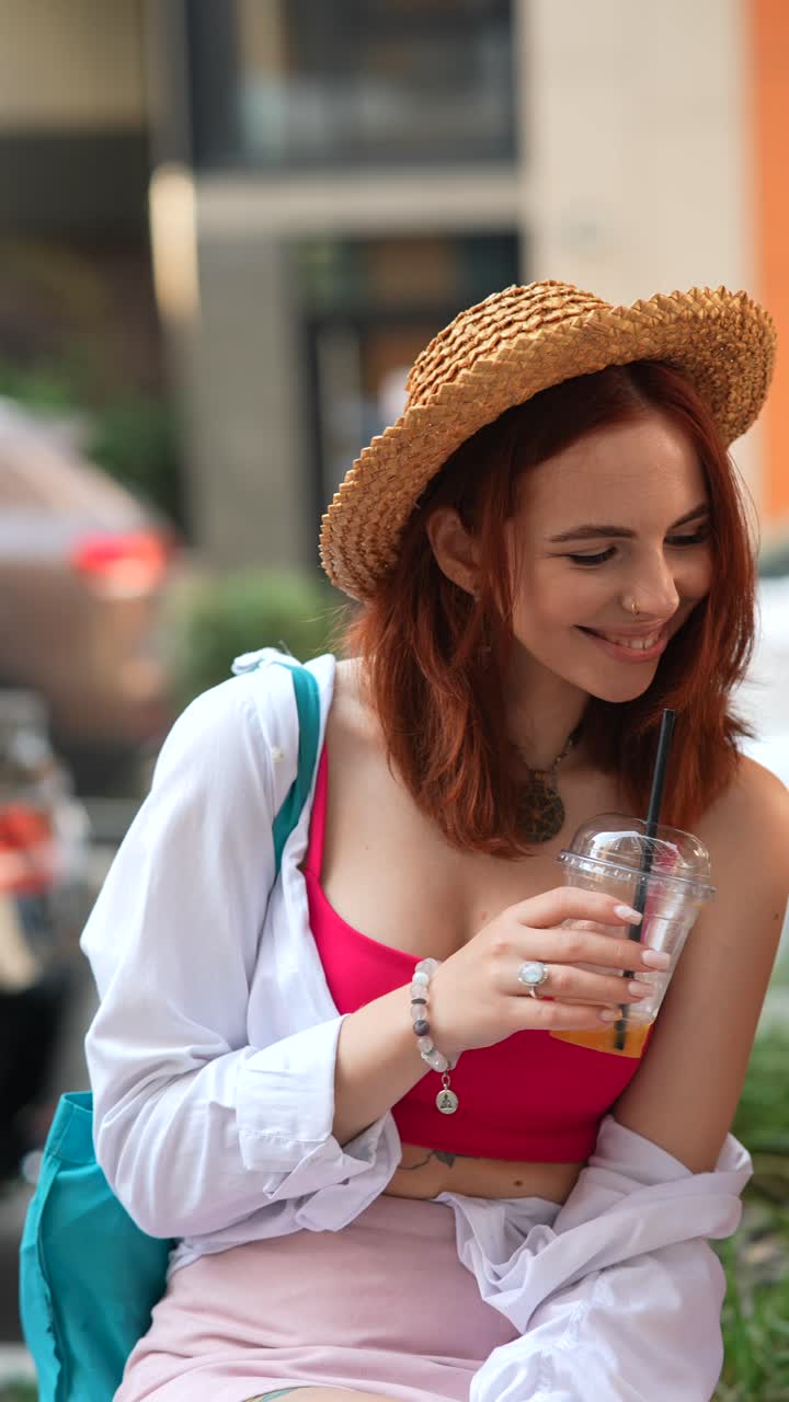 mujer disfrutando de una bebida al aire libre