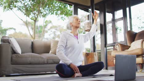 Mujer-Mayor-De-Raza-Mixta-Practicando-Yoga,-Estirando