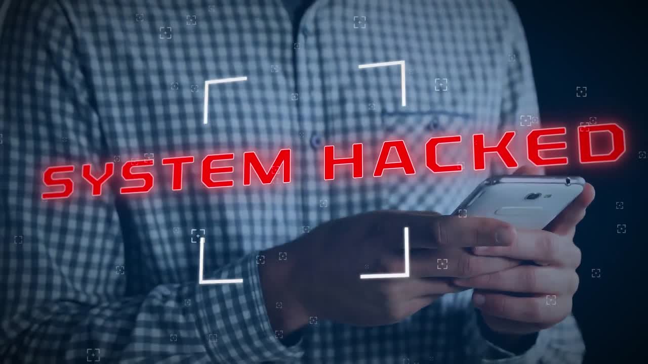 스마트폰을 사용하는 남자의 중간 섹션에 대한 시스템 해킹 텍스트를 스캐닝하는 범위의 애니메이션