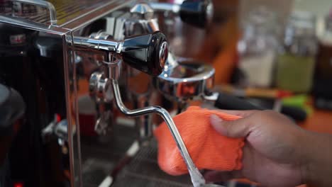 Barista-preparing-coffee-in-a-coffee-shop