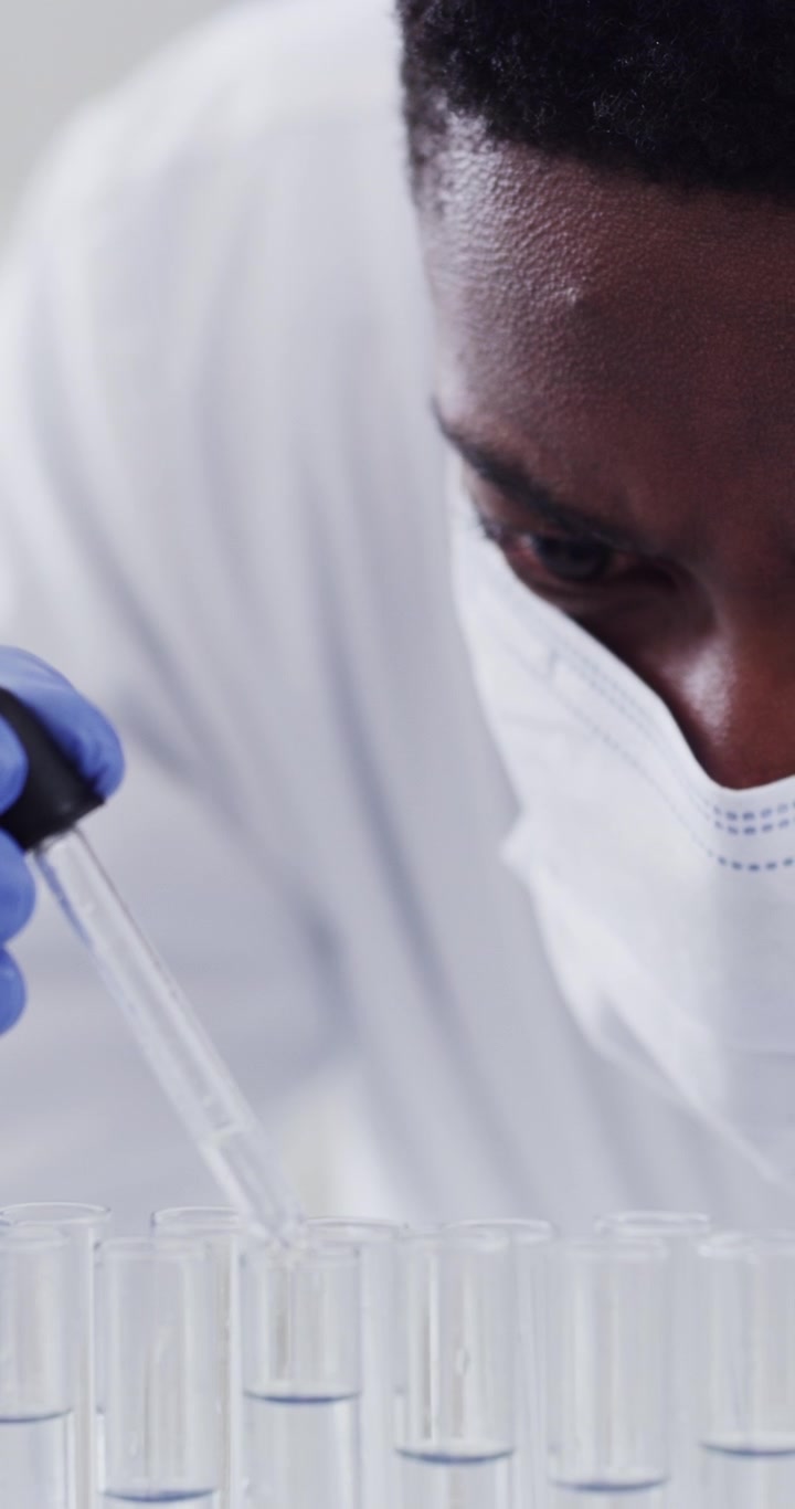 Laboratuvarda Pipetle Deney Tüplerine Sıvı Ekleyen Bilim İnsanı