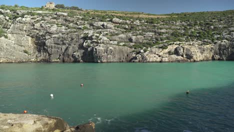 Langsames-Panorama-Der-Magrr-Ix-xini-Bay-Beach-Klippen-Und-Türkisfarbenes-Mittelmeer