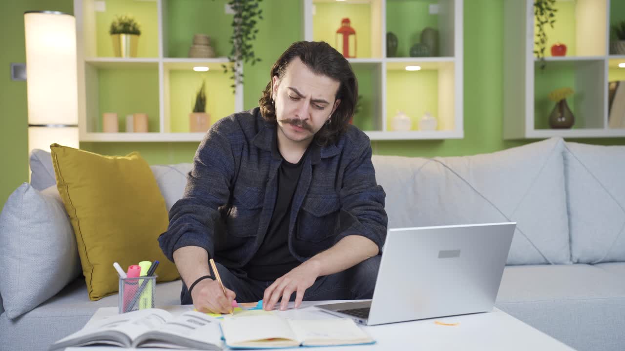 el hombre fracasado se enfría y se entristece por el trabajo.