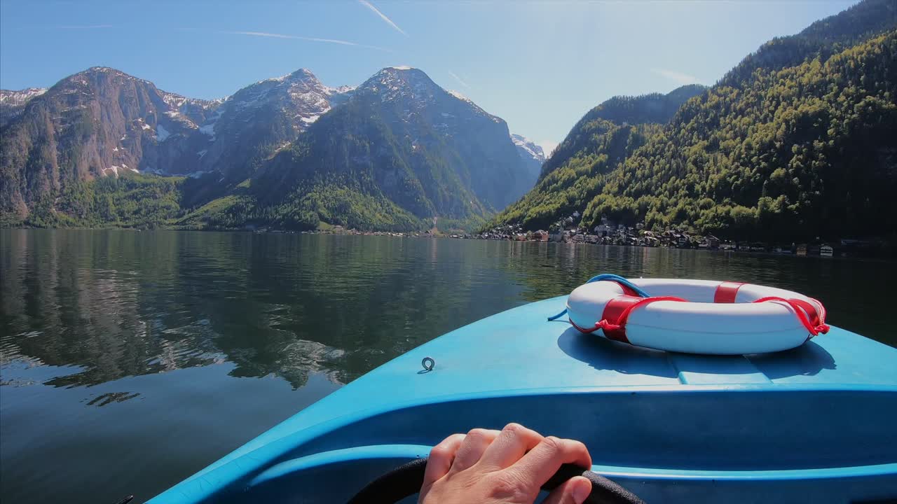 웅장한 산으로 둘러싸인 아름다운 호수에서 보트 여행