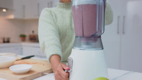 Frau-Mit-Smoothie-Getränkemixer-Für-Gesundes-Essen