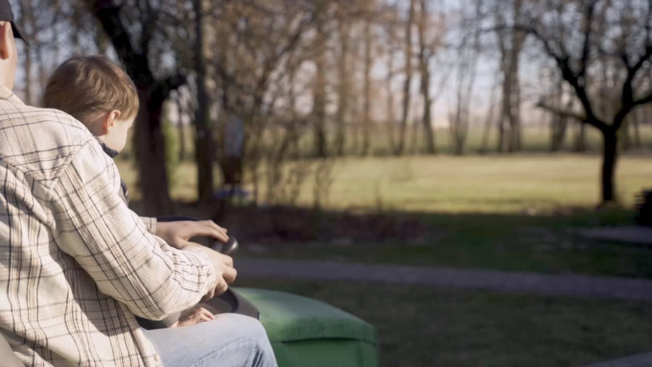 백인 남자가 시골 에서 아들 과 함께  ⁇ 드 를 운전 하고 있다