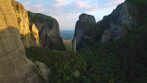 Antena-Como-Escaladores-Ascienden-Una-Escarpada-Aguja-Pináculo-En-Meteora,-Grecia