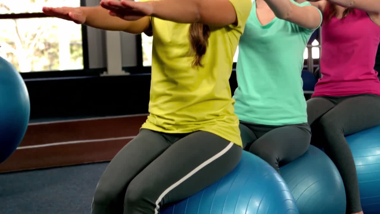 grupo de ejercicios usando bolas de ejercicios