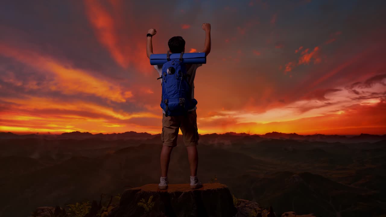 excursionista celebrando la vista del atardecer desde la cumbre de la montaña