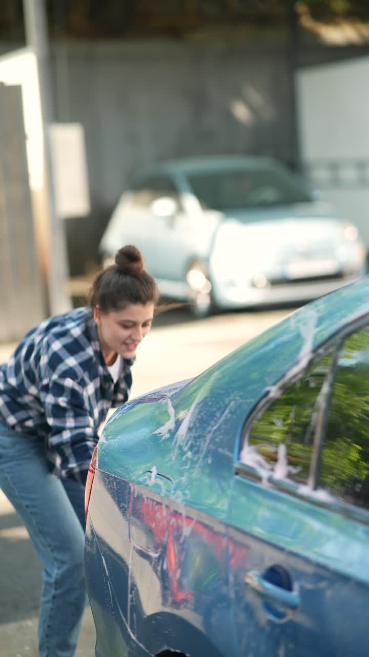 거리에서 파란 차를 는 여자