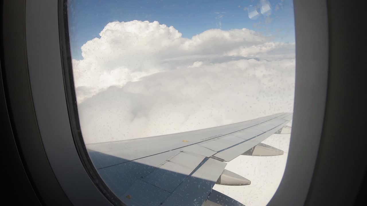 외부의 아름다운 흰 구름과 함께 회전하는 비행기