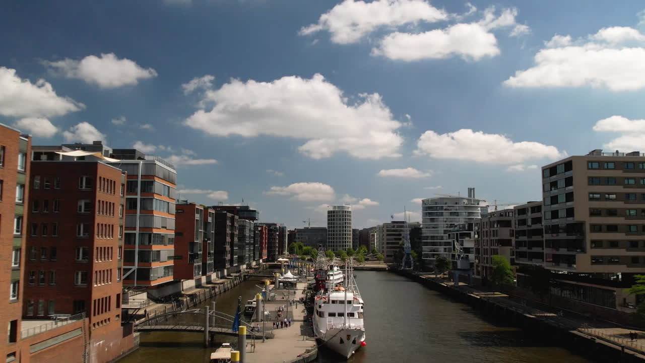 vuelo aéreo de drones sobre el río elba en hamburgo en hafenstadt