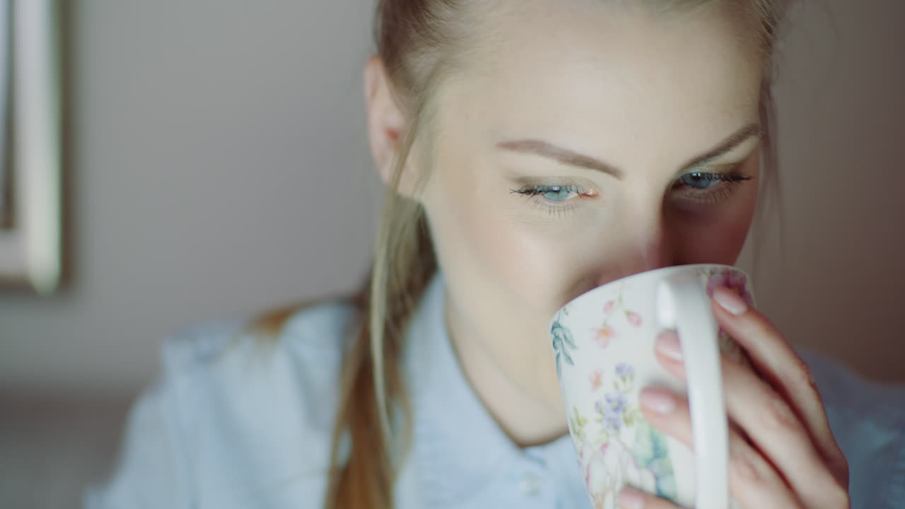 랩톱에서 작업하고 이메일을 읽는 여성