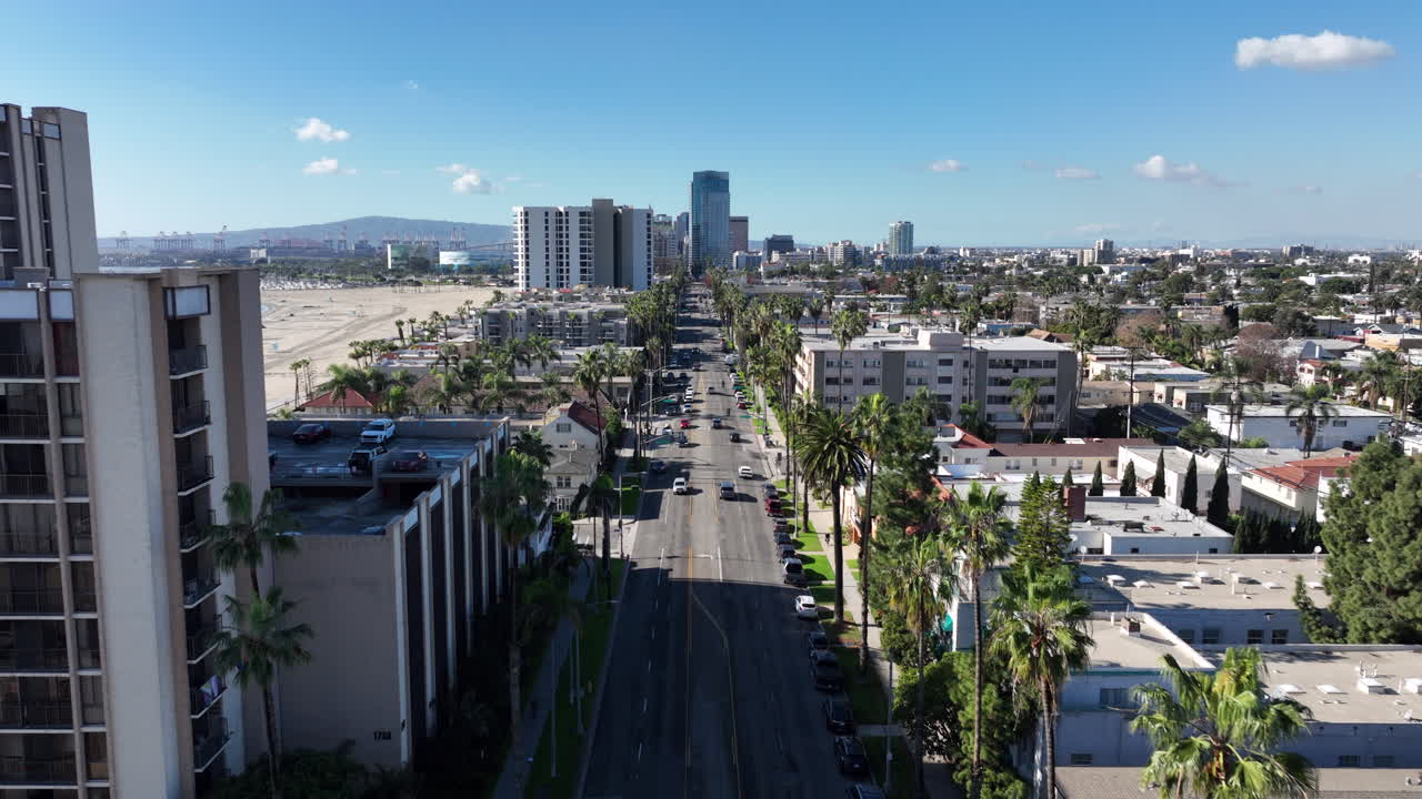 Long Beach, California USA - Vista aerea di Ocean Blvd con volo sopra gli edifici