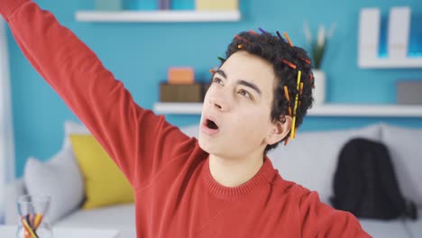 el chico divertido sueña creativamente.
