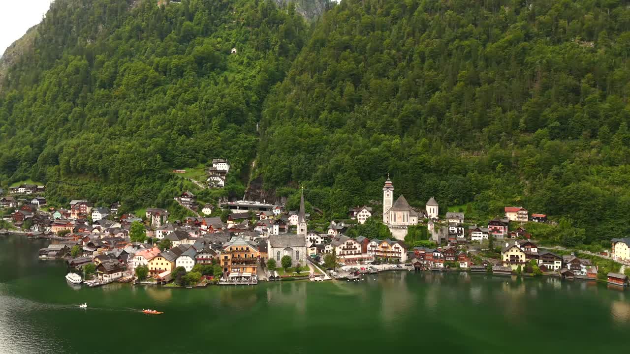 Letecký pohled na Hallstatt v Rakousku, zachycený dronem, ukazující jeho malebné domy u jezera, majestátní hory a jedinečné kouzlo této okouzlující alpské vesnice.