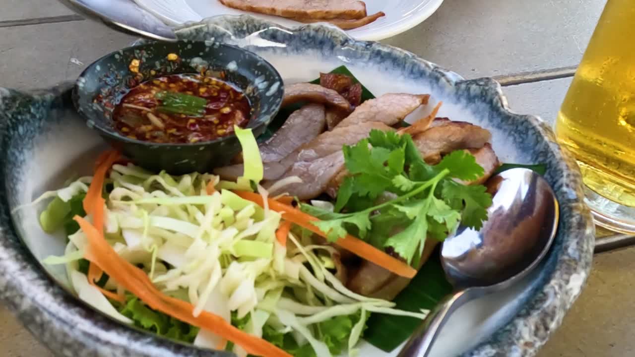 식사객들이 함께 음식과 음료를 나누고 있습니다.