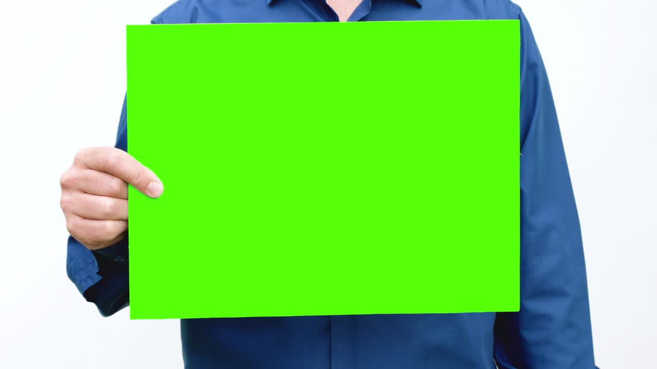 Uomo mostra schermo verde e si muove a destra e a sinistra