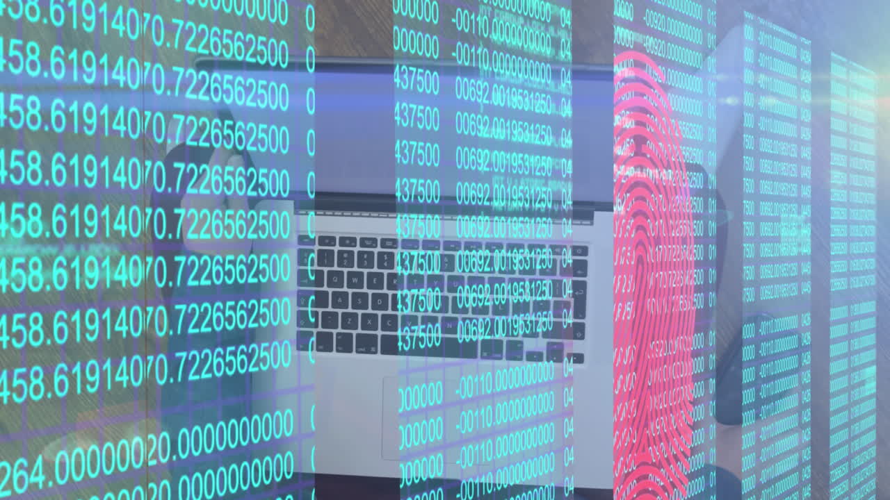 animación de luz, números y huellas digitales sobre las manos de un hombre caucásico usando una computadora portátil.