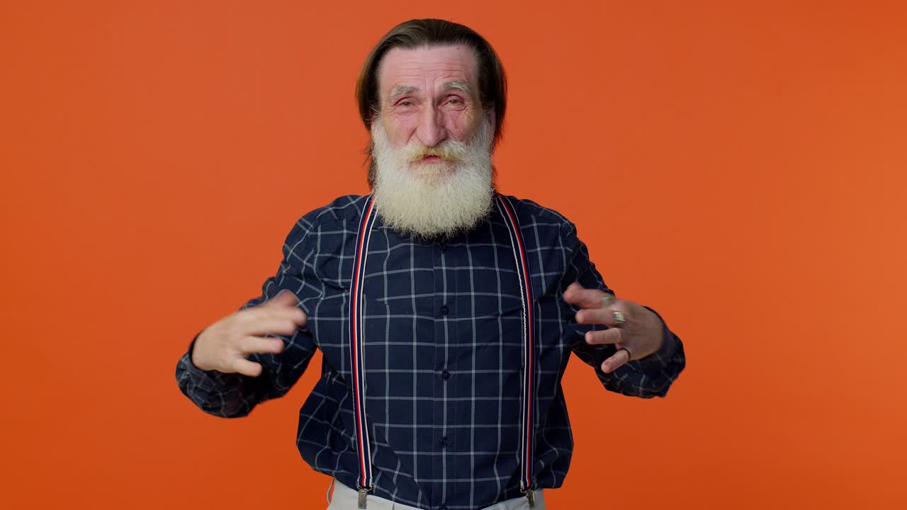 카메라를 향해 손가락을 가리키는 노인, 우스스러운 외모, 재미있는 농담을 큰 소리로 웃는