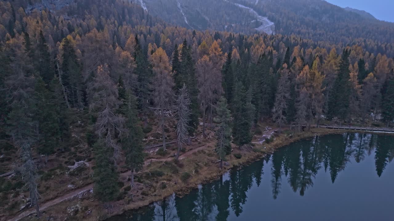 Veduta aerea del Lago d'Antorno e delle Tre Cime nelle Dolomiti, in autunno