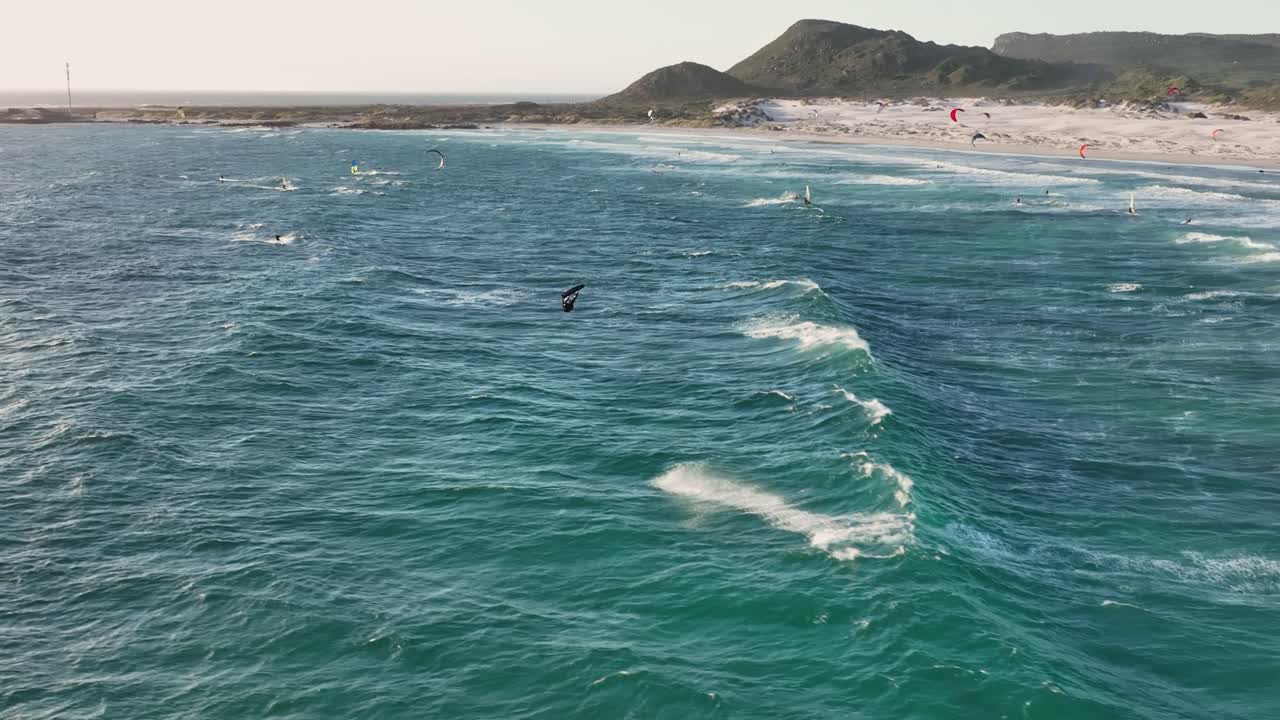 케이프 타운 근처의 남아프리카 해안에서 카이트 서퍼의 서사시 드론 클립